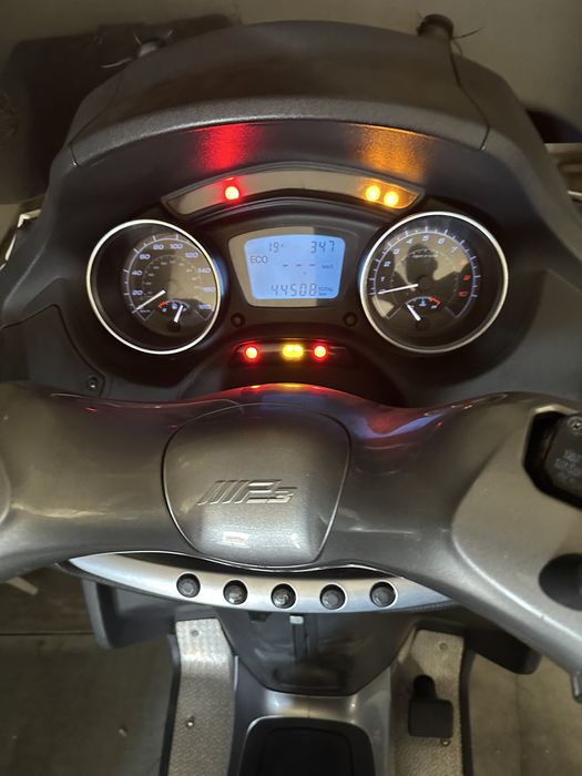 Piaggio MP3 500 triciclo pode set conduzida com carta de carro