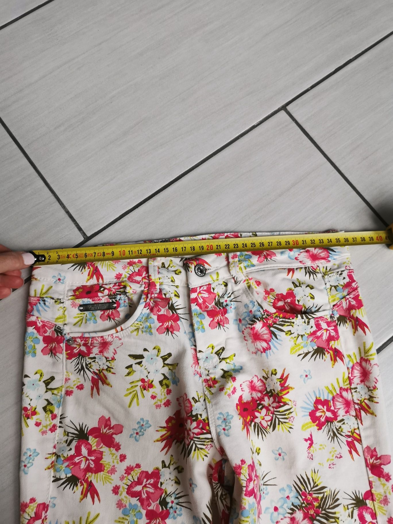 Spodnie w kwiatki rozmiar S Bershka