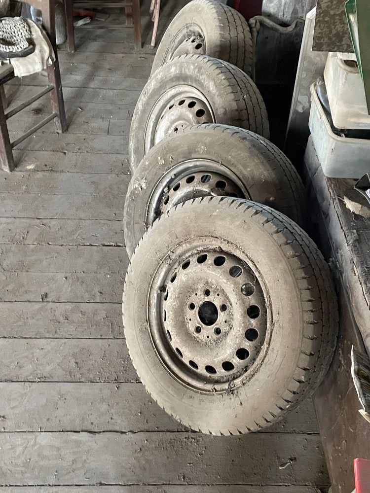 Rodas em ferro com pneus