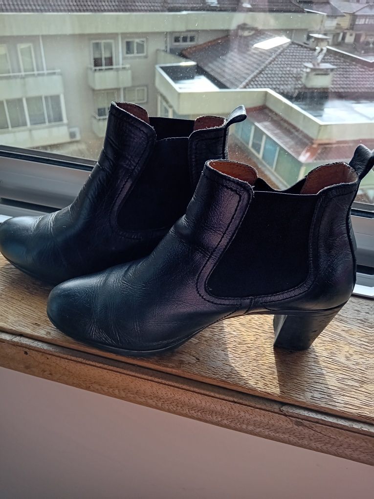 Botas de senhora em pele