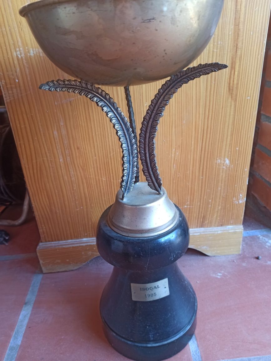 Taças troféu antigas em casquinha e metal com placa gravada