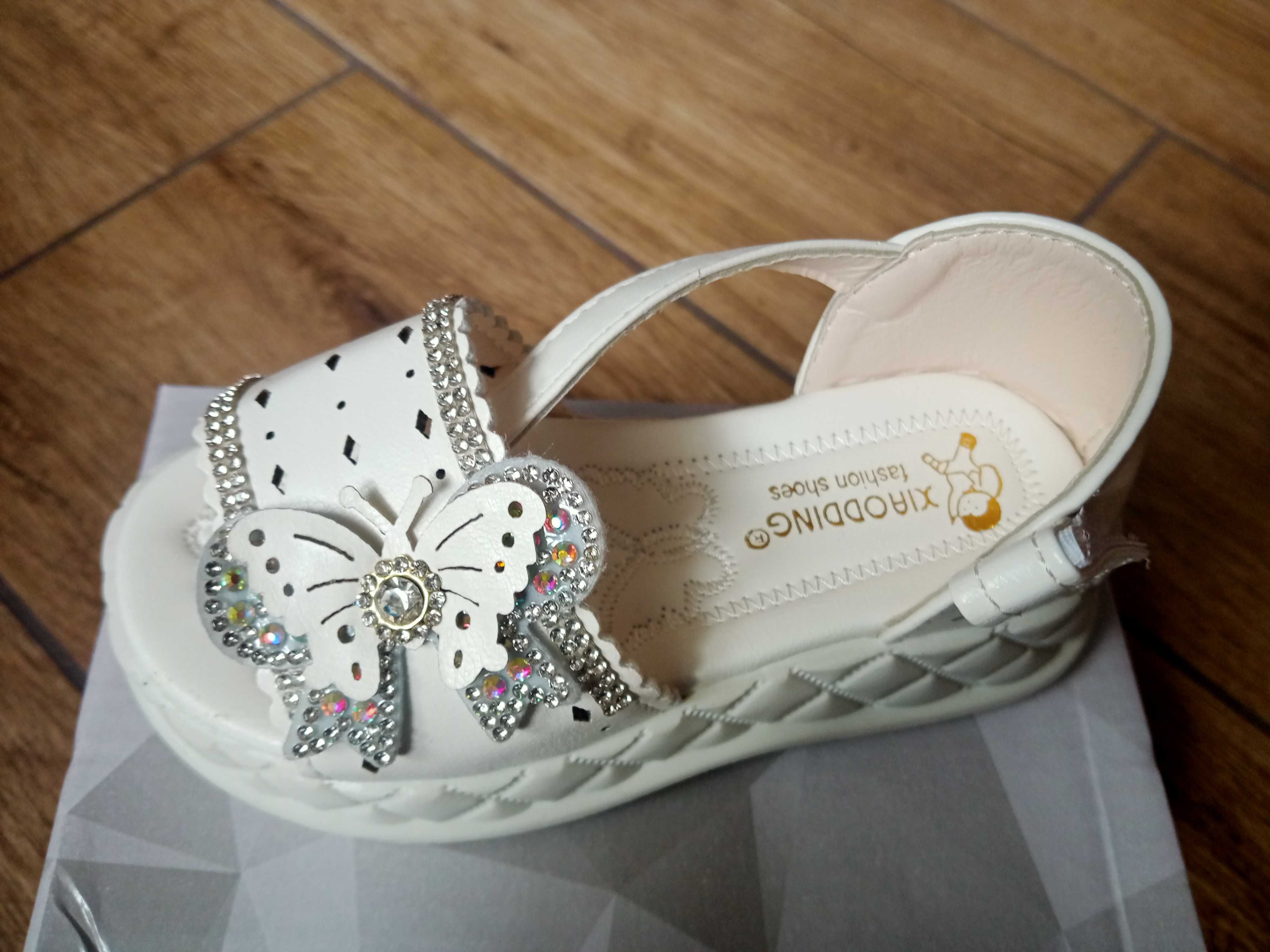 Sandałki dla dziewczynki motylek z cyrkoniami 23 białe