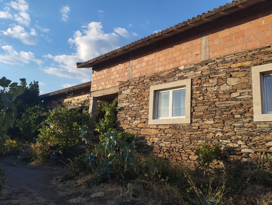 Quinta com 1,7 hectares e casa de 3 andares – Peredo, Macedo de Cavale