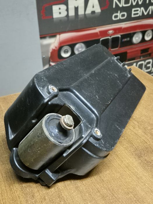 BMW E36 Cabrio Podstawa Tłumik Drgań Akumulatora w Bagażniku 8.169054