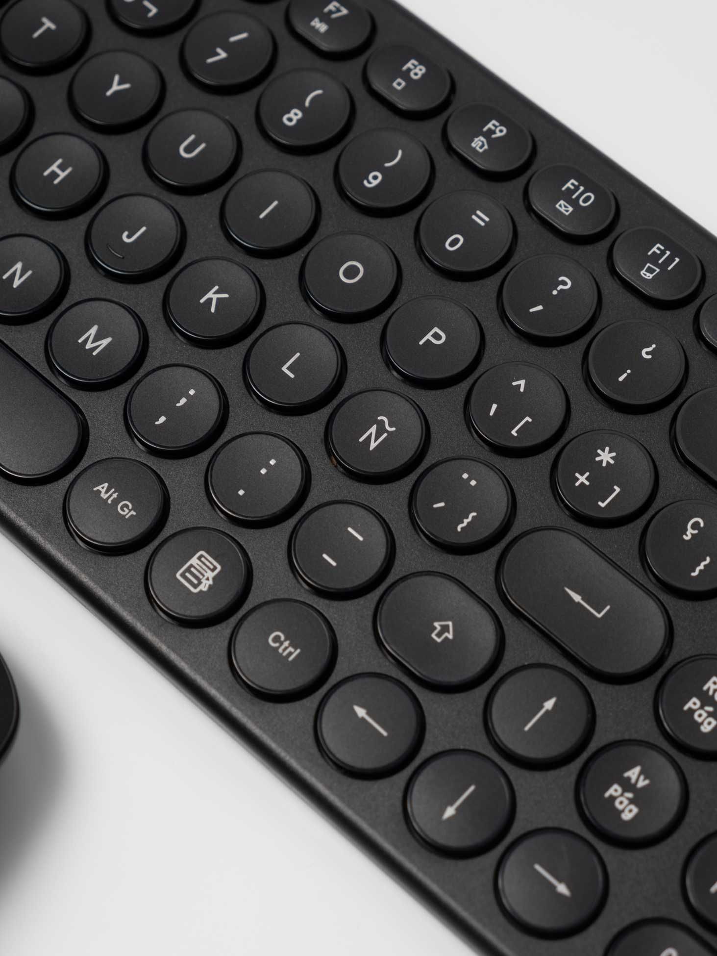 Teclado ESPANHOL com rato; sem fio.