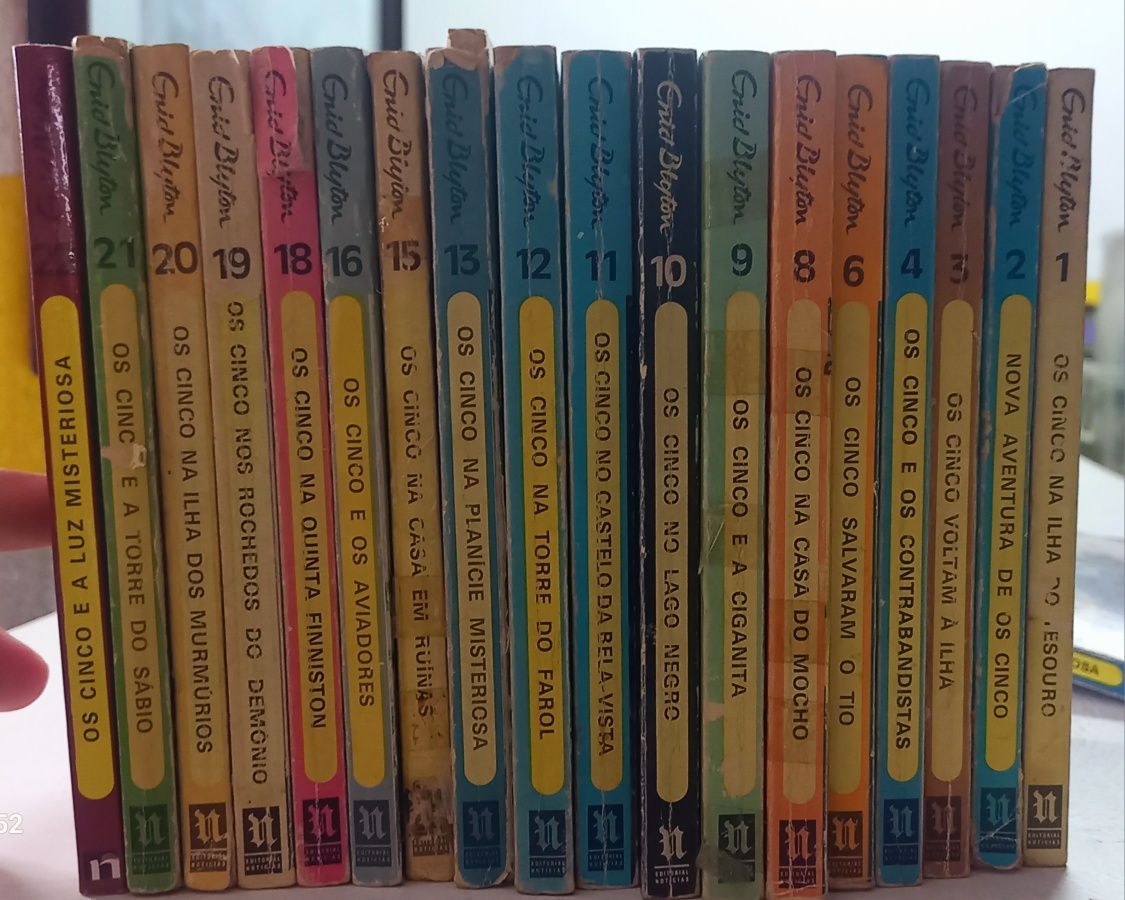 Vários livros de coleção os cinco