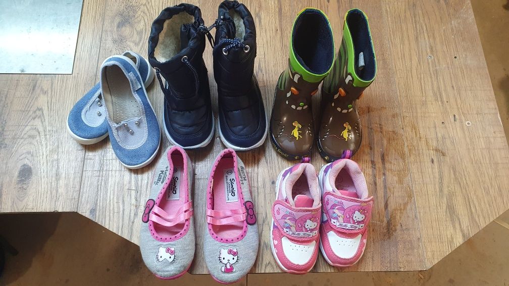 Дитяче взуття гумаки чоботи макасіни кросівки