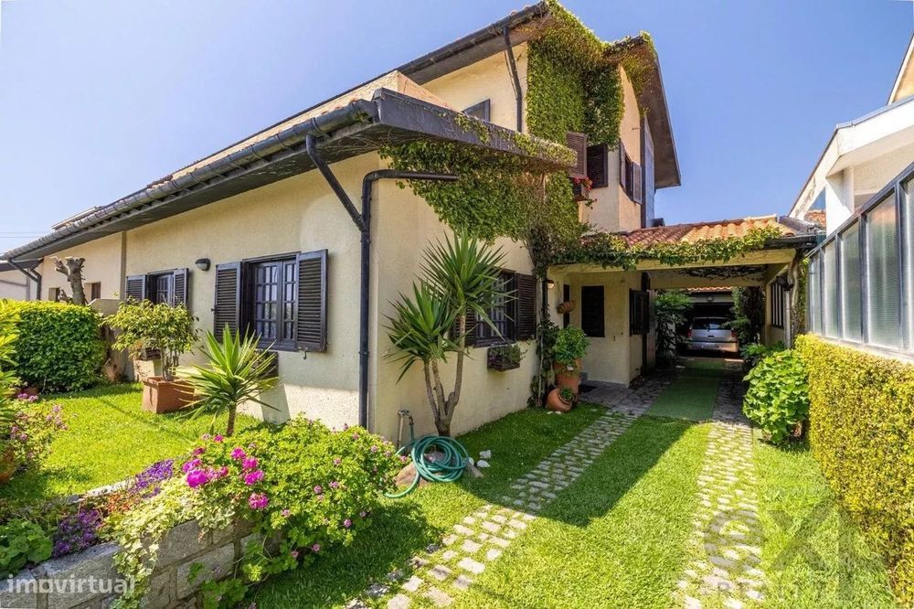 Moradia em Lavra com Vista para o Mar!