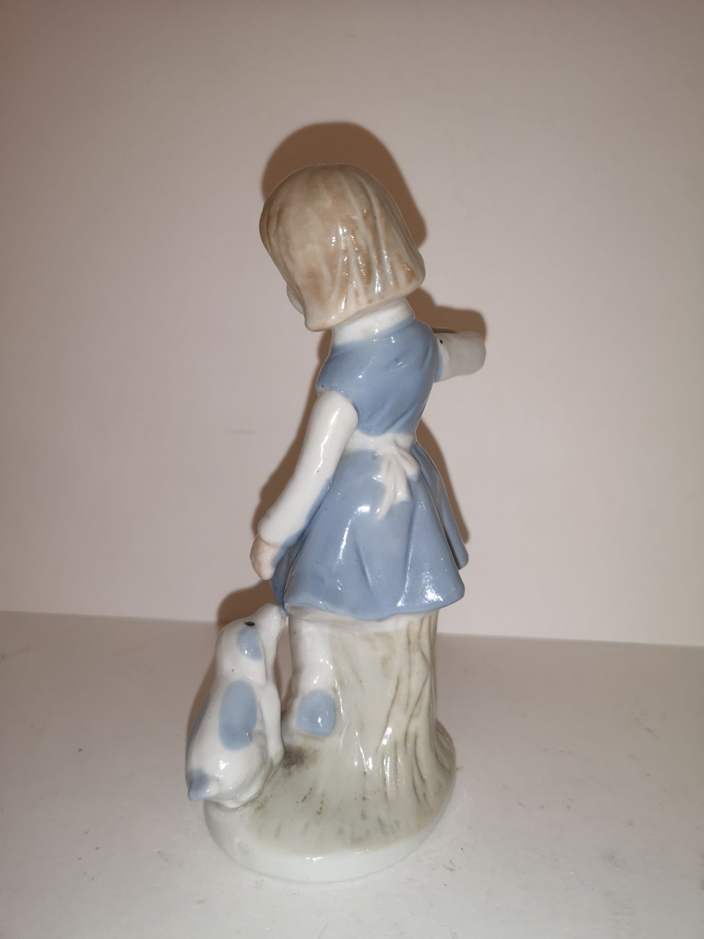 Porcelanowa figurka dziewczynki z psem