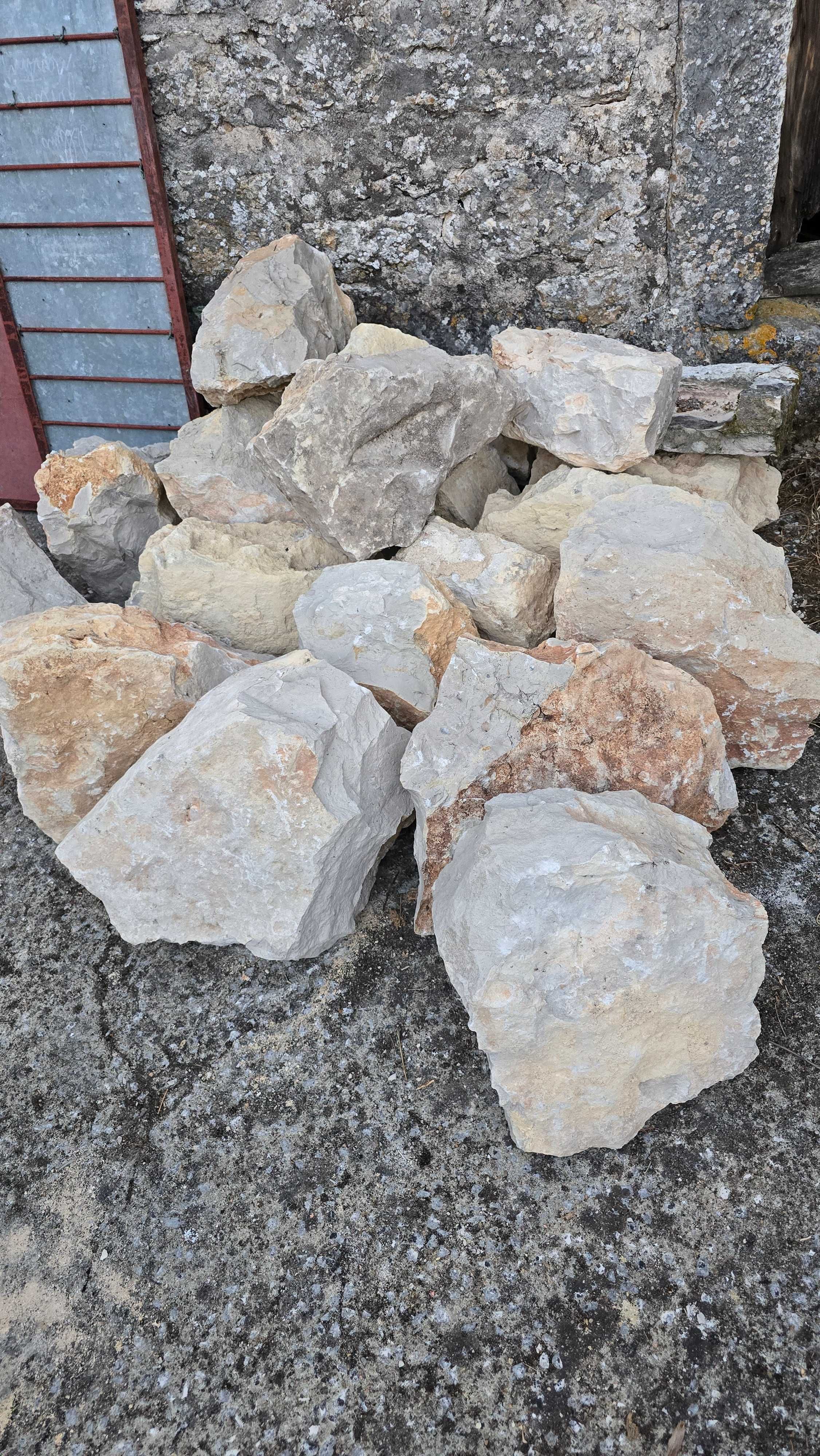 Pedra para muros ou paredes. Cunhais e tamanho médio.