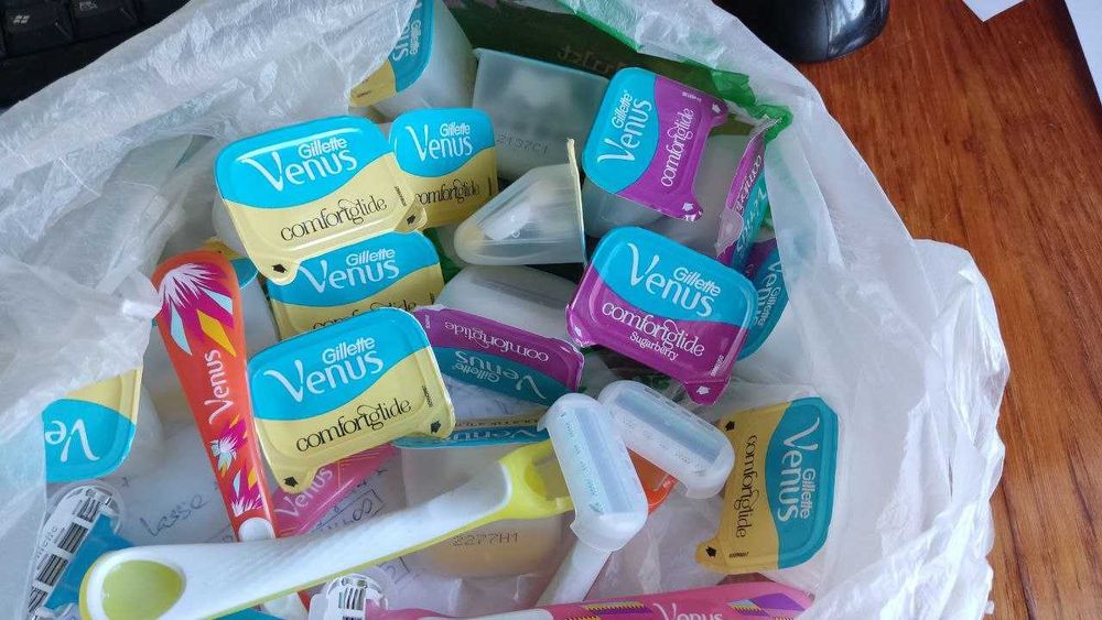 Касети змінні Gillette VENUS comfortglide 3 та 5 лез,  станки Tropical