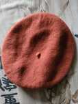 Piękny rudy beret.