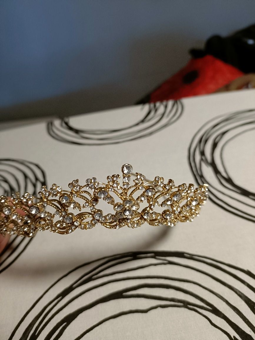 Tiara dourada casamento