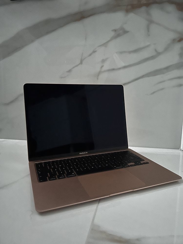 macbook air 13 cali intel core i3 8/256GB 2020r.