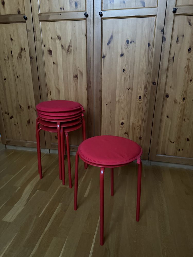 Czerwony stołek / taboret kuchenny IKEA Marius + poduszka (4 szt)