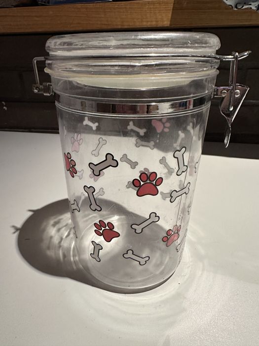 Pojemnik na karme dla psa/kota