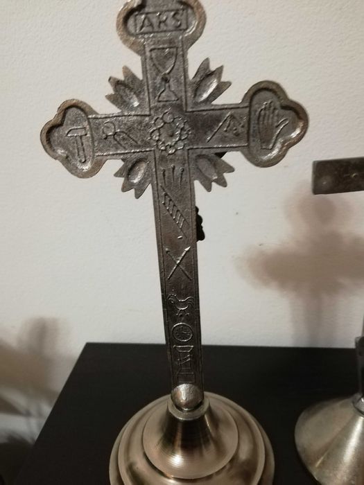 Zabytkowe dwa krucyfiksy na postumencie stan bardzo dobry