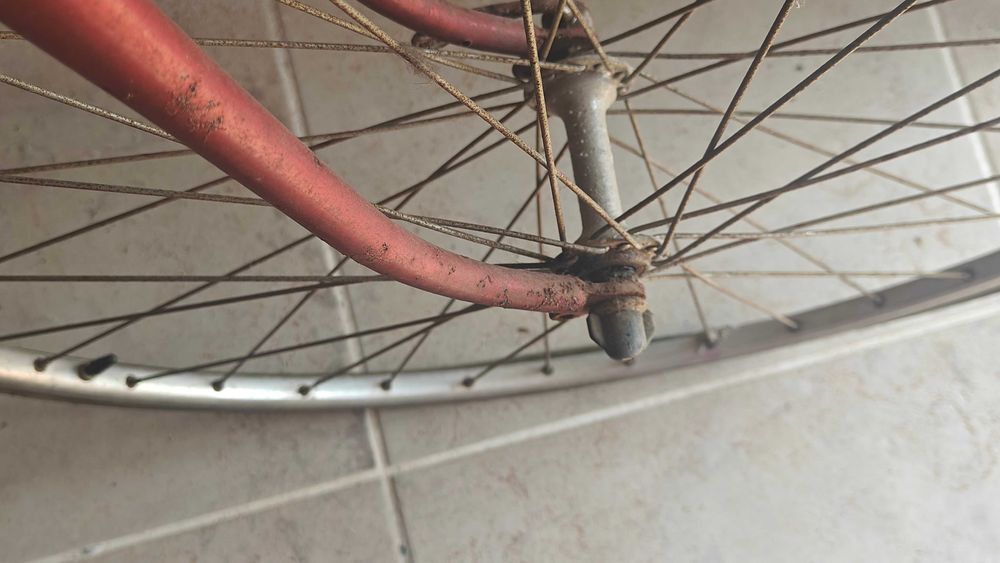 Bicicleta ciclismo antiga com mais 50 anos para restaurar