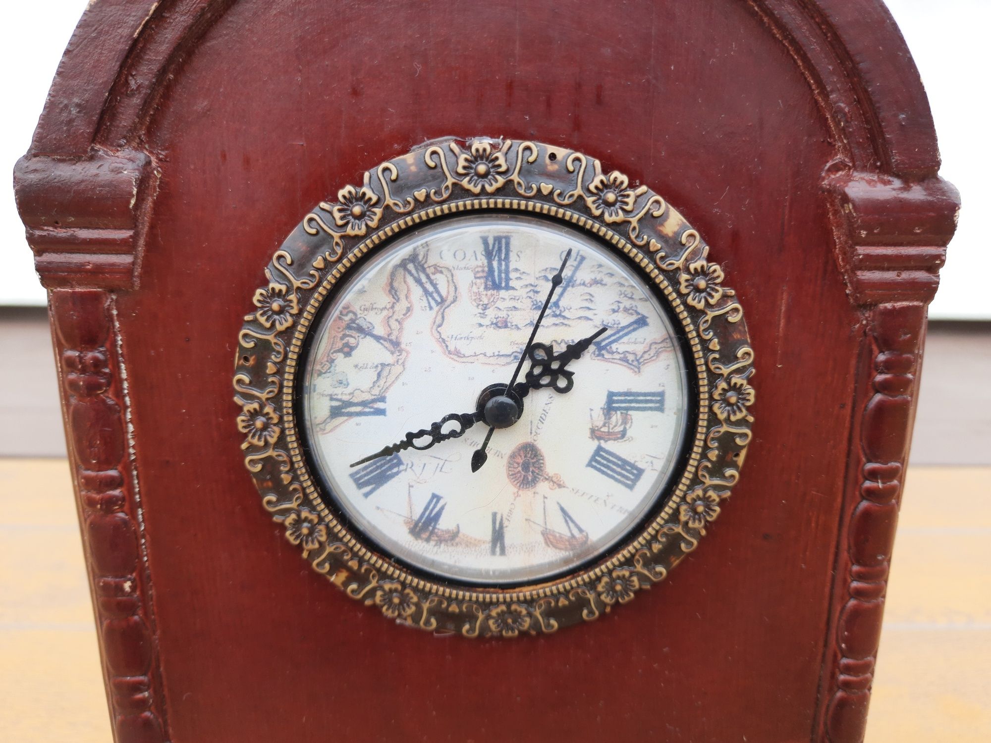 Zegar stojący że szufladką drewniany
