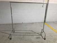 Porte cabides ajustável de 1,5 a 2,1 m