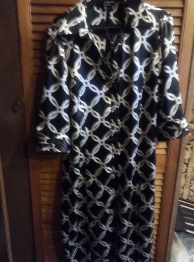 Женское платье из шелковистой ткани размер 44-46.