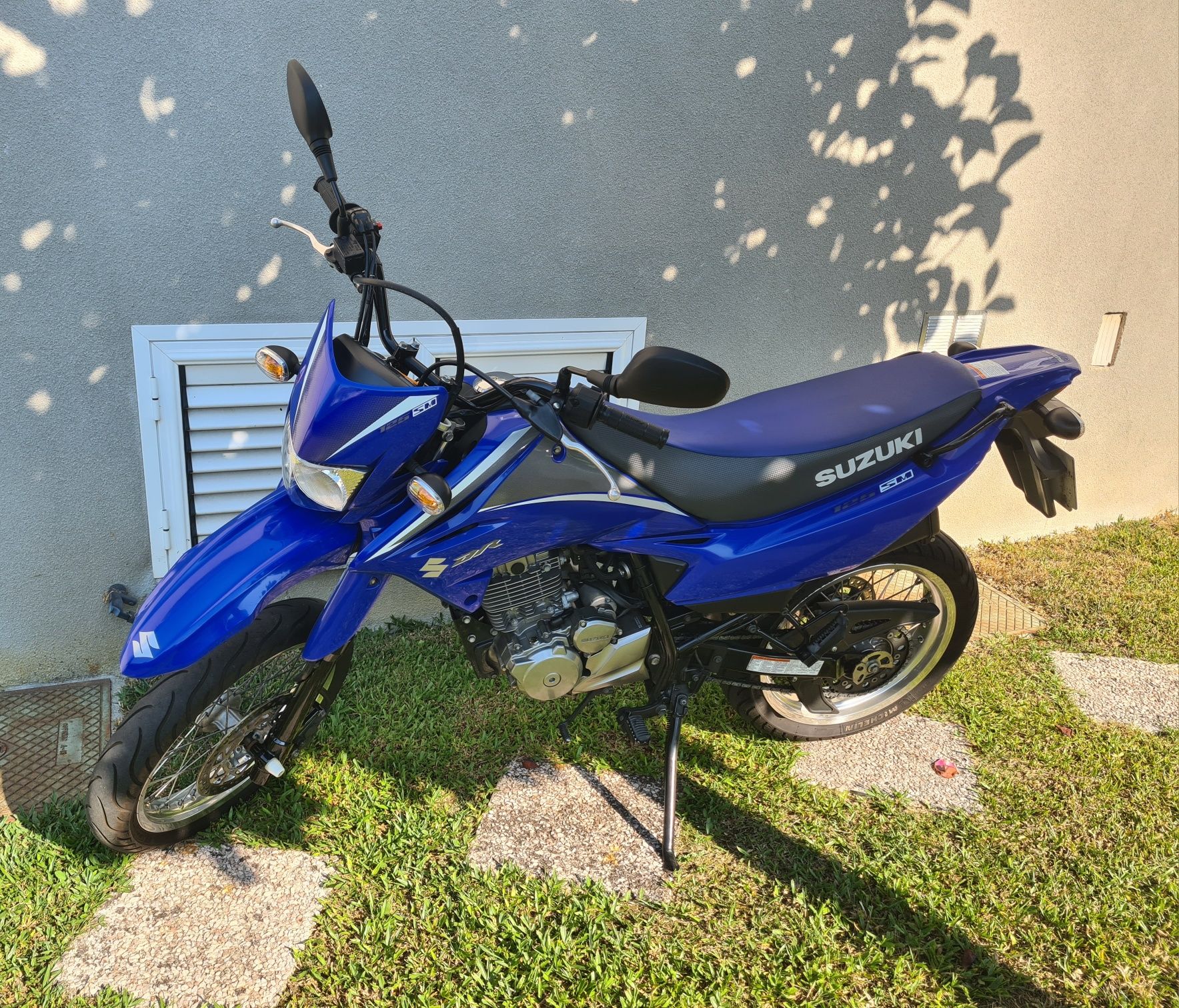 Vendo Suzuki DR 125SM original com oferta escape rendimento completo.