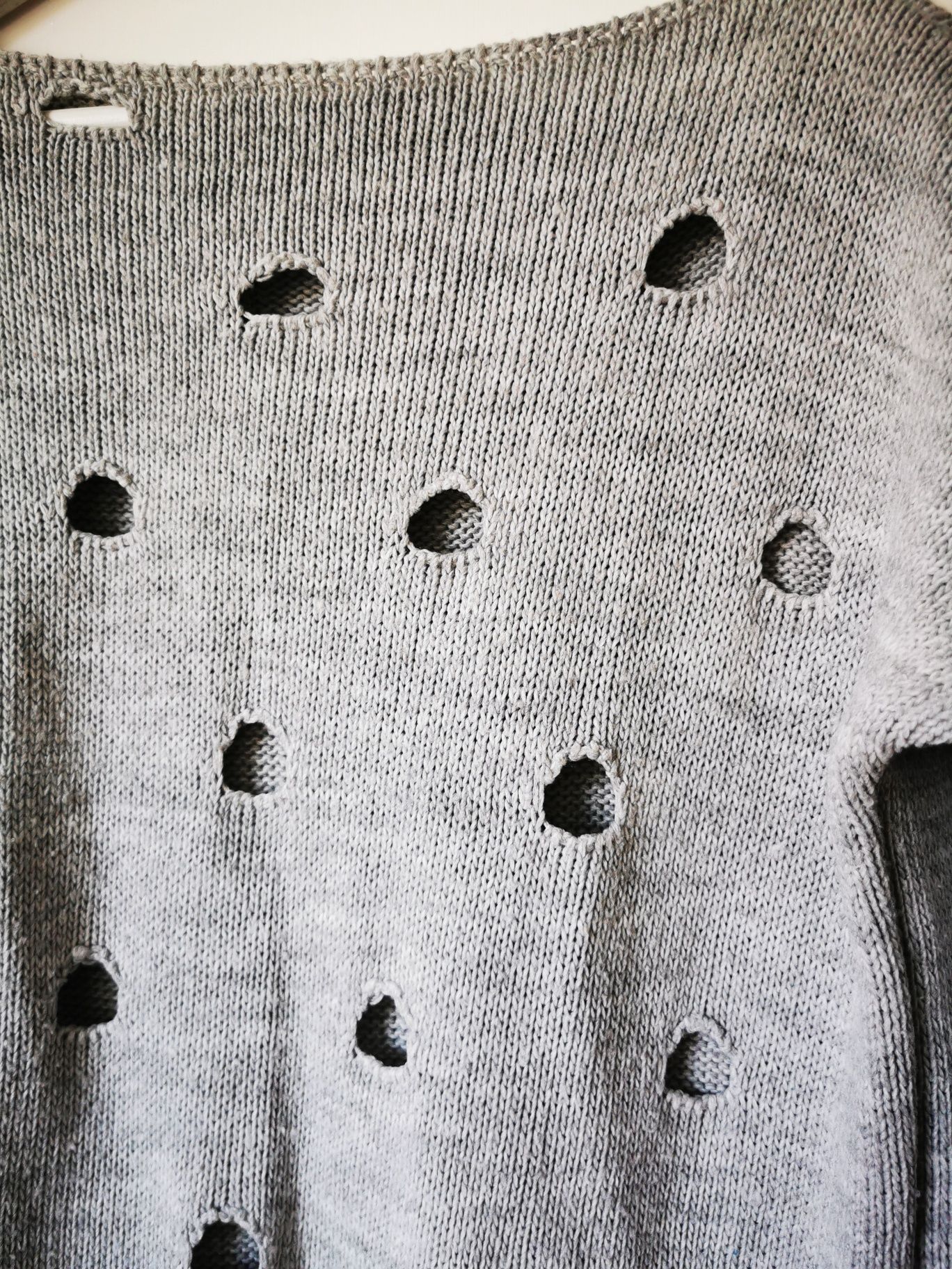 Sweter szary z dziurami oversize