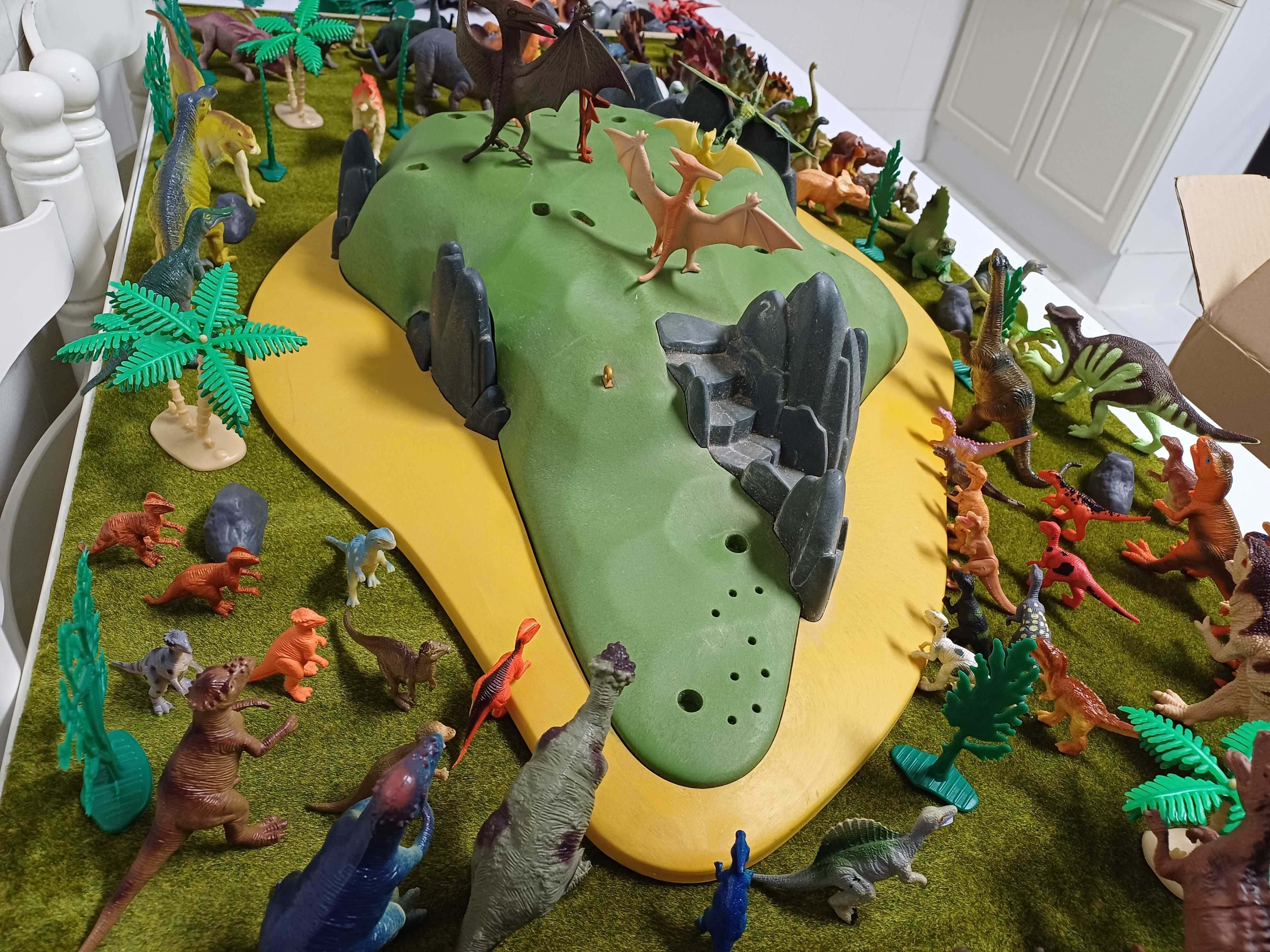 Gruta pré-histórica com 2 humanos e 100 dinossauros diferentes