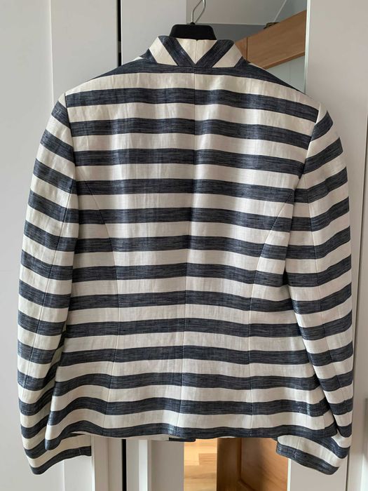 Żakiet damski firmy Aryton.