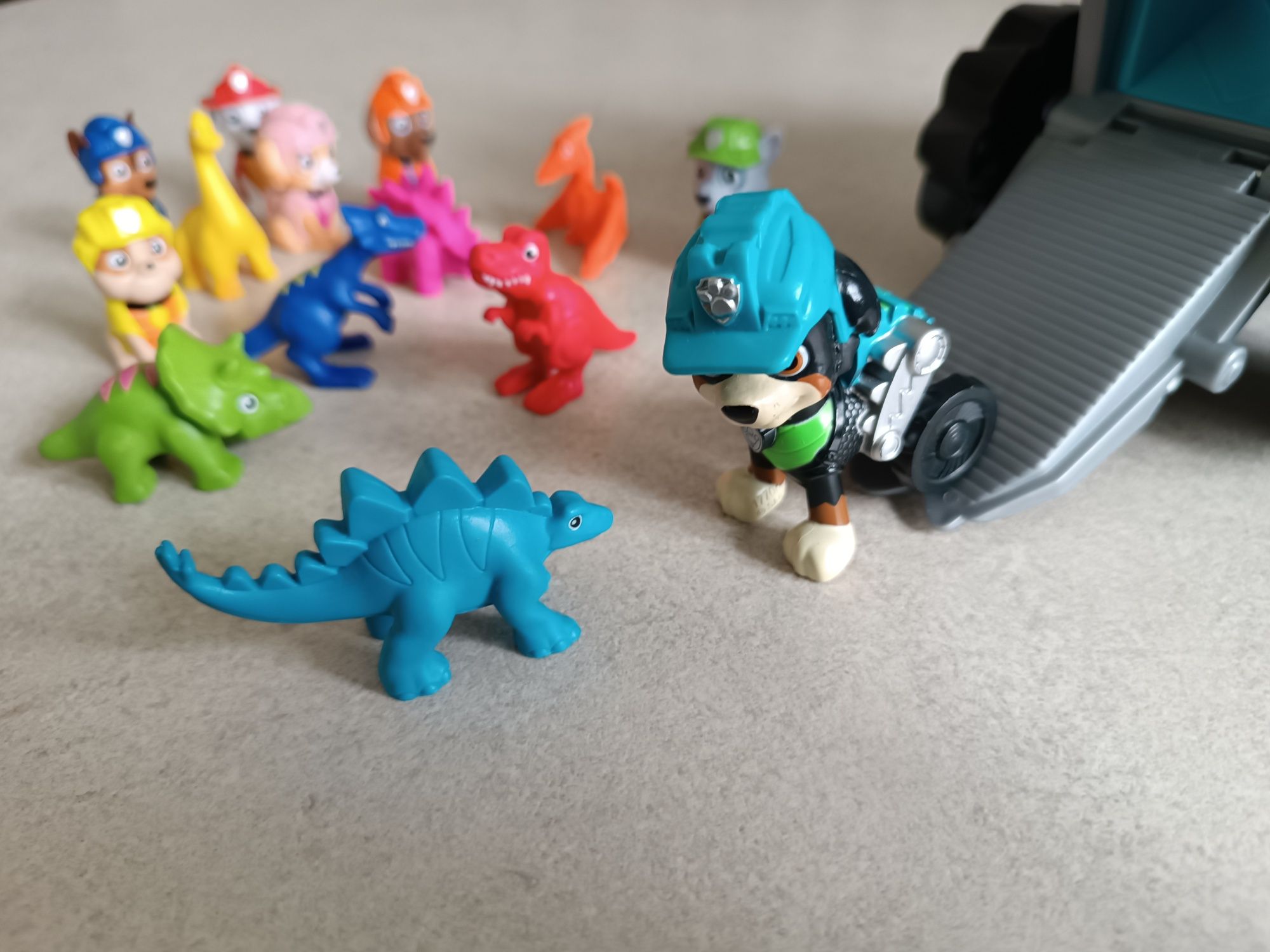 Psi Patrol Rex z pojazdem Dino Rescue + 12 małych