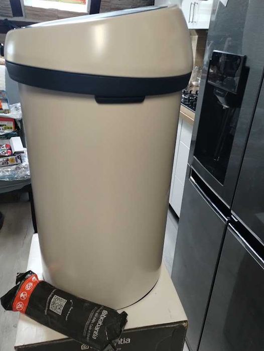 Brabantia Duży Piękny Kosz na śmieci Touch Bin 60 L Jasny Beż + worki