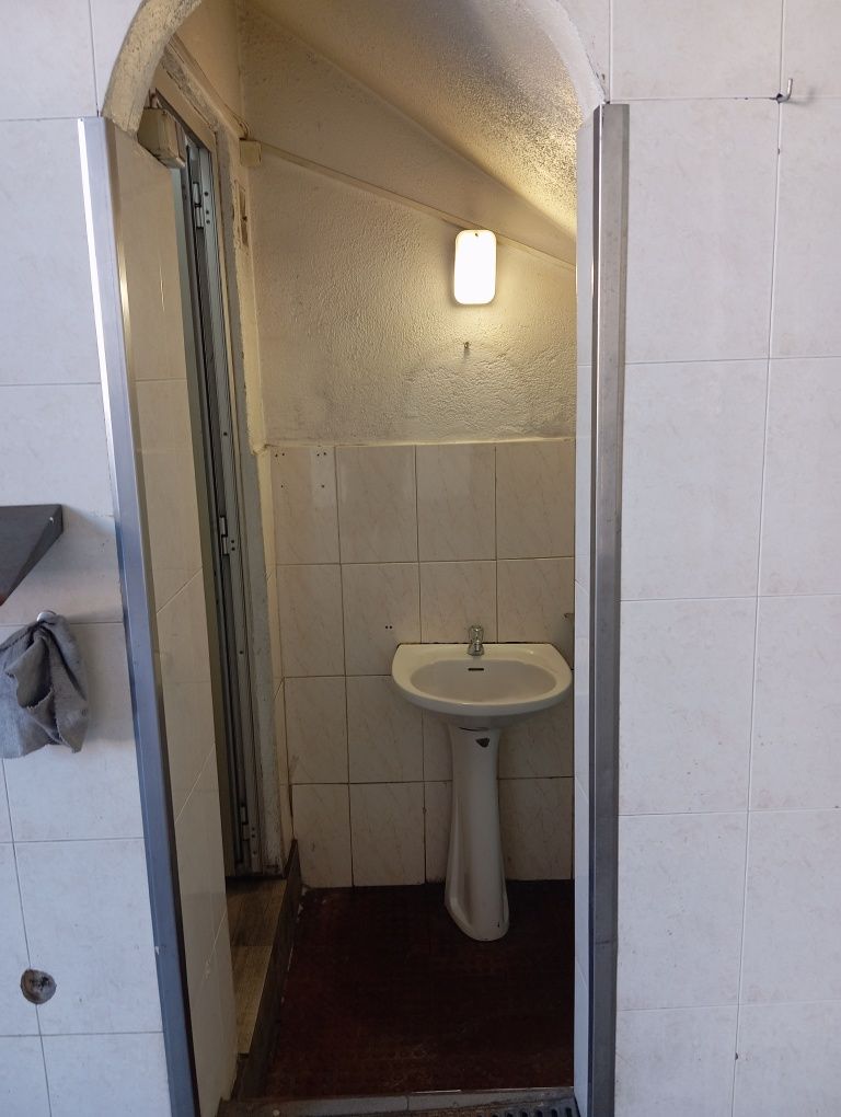 Armazém aluga-se na Ramada