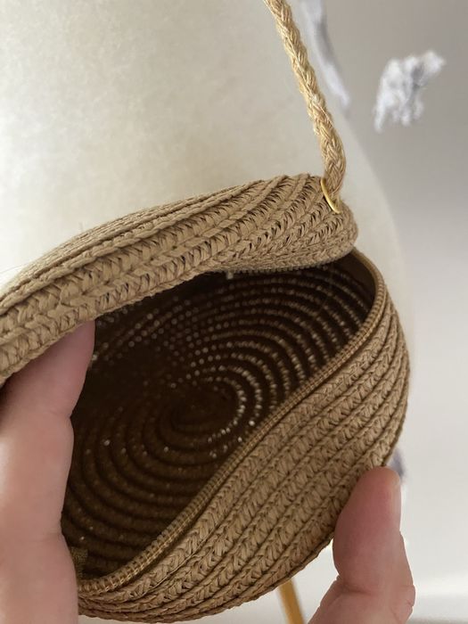 Mała okrągła pleciona torebka słomianka boho beżowa