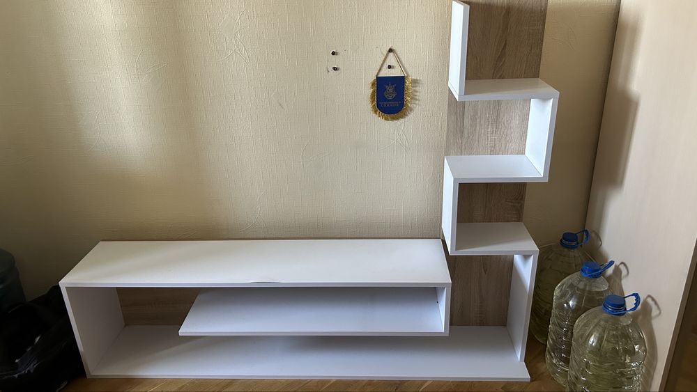 Полка под ТВ белого цвета.