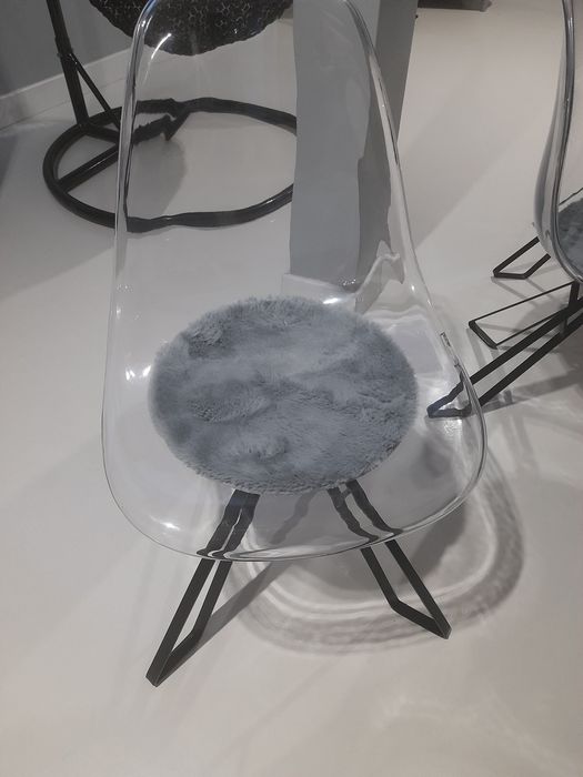 Krzesła transparentne