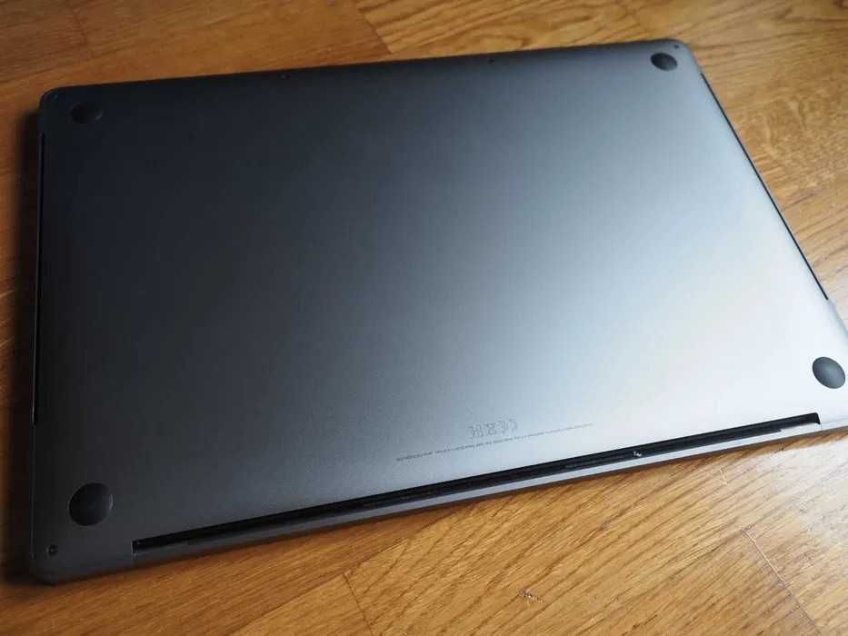 Macbook pro 15'' i9 8-cores, 32Gb Ram, 500Gb, RandeonPro vega 20 4Gb