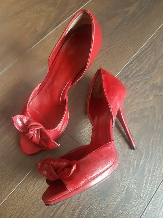 Eleganckie czerwone sandałki na szpilce rozmiar 38