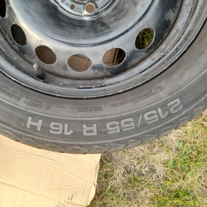 Opony zimowe z felgami stalowymi.