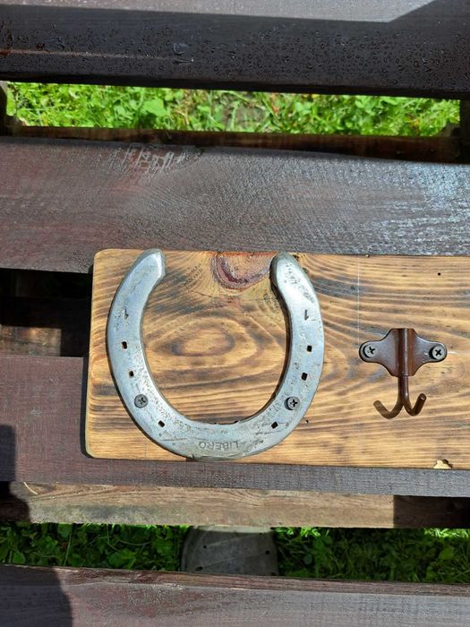 Rustykalny wieszak ścienny z podkowami – rękodzieło