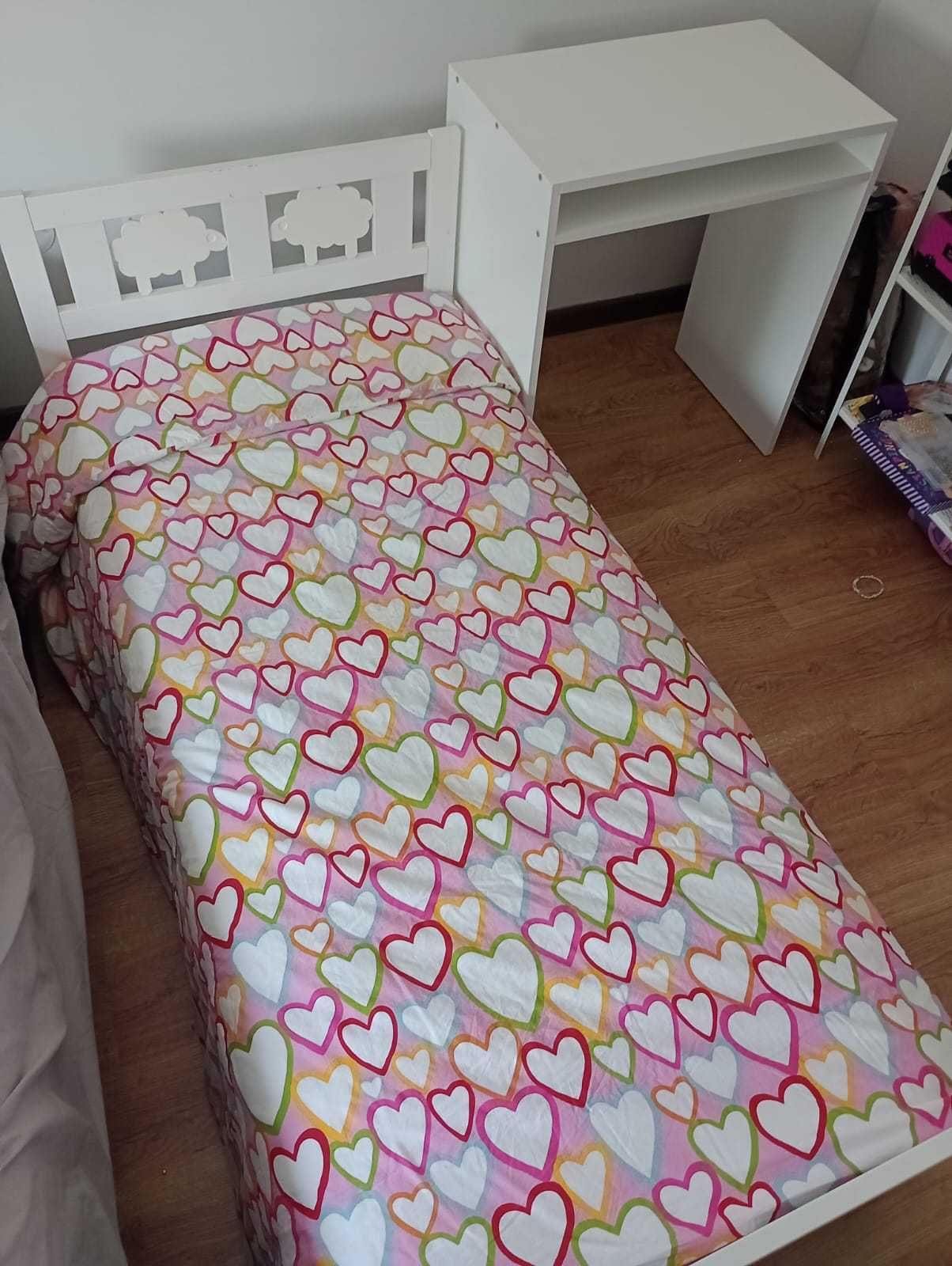 Cama infantil para criança + mesa