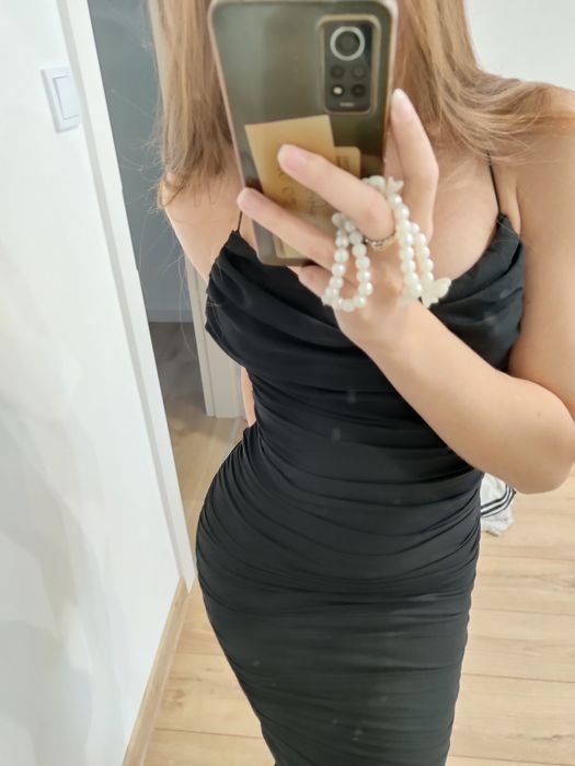 czarna sukienka midi