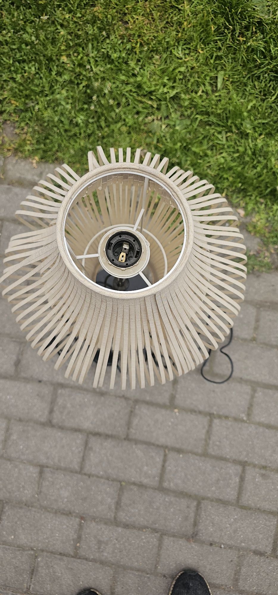 Lampy wiszące pokojowe i stojąca.