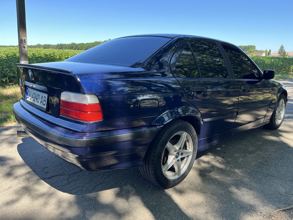 Автомобіль BMW 318i e36