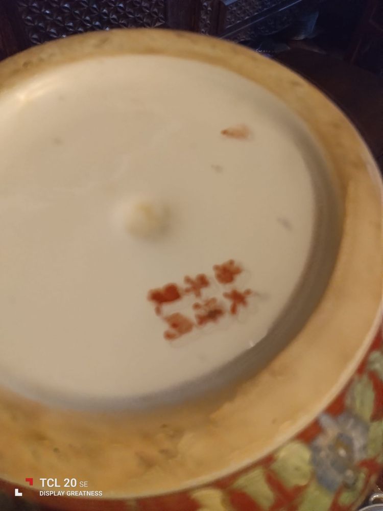 Jarra oriental com asas em forma de dragão