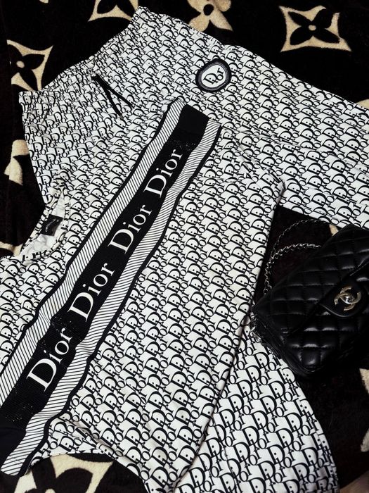 Продам костюм Dior
