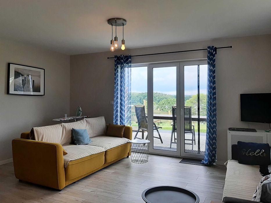 Domek letniskowy nad jeziorem Dadaj, linia brzegowa, pomost, łódki