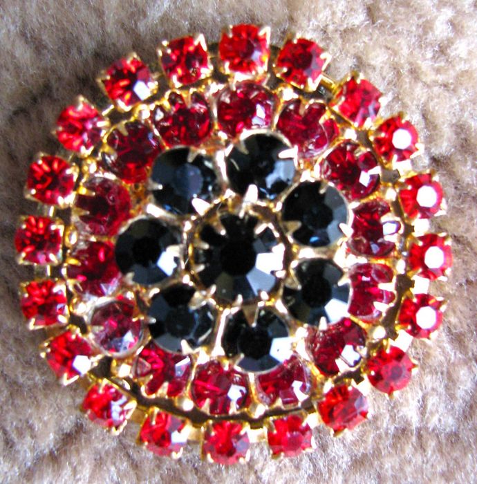 Брошь ЧССР " рубиновая" Как новая