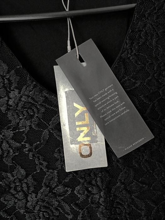 Elegancka sukienka koronkowa midi, czarna z długim rękawem Only