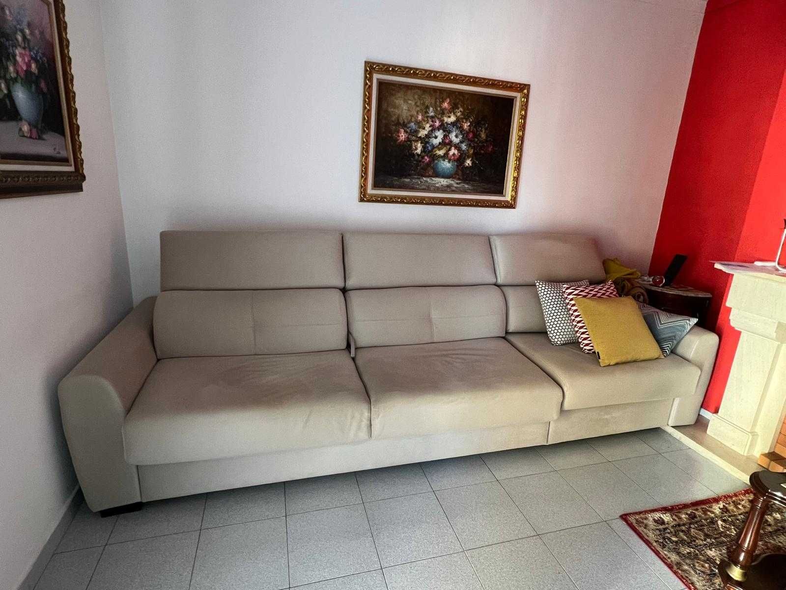 Sofá vende-se,   Muito pouco usado , está como novo.