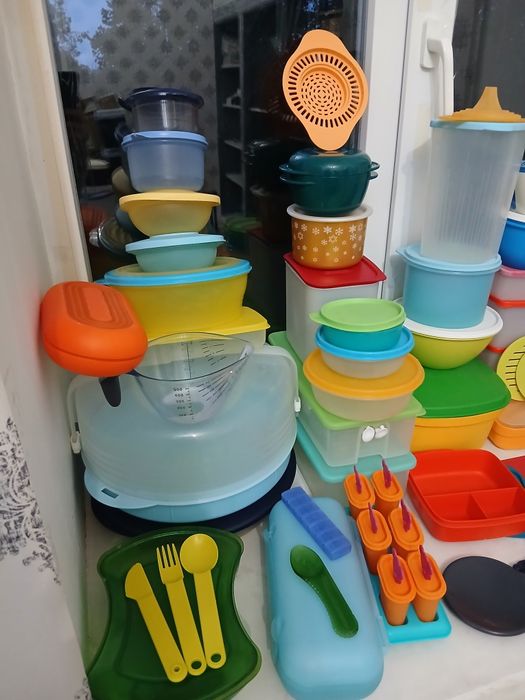 Багато Tupperware посуду за доступними цінами. Є інстаграм магазин